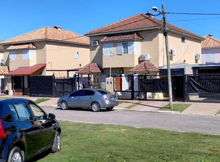 Casa · 90m² · 4 Ambientes · 2 Cocheras