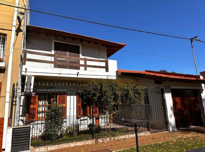 Casa · 204m² · 5 Ambientes · 2 Cocheras