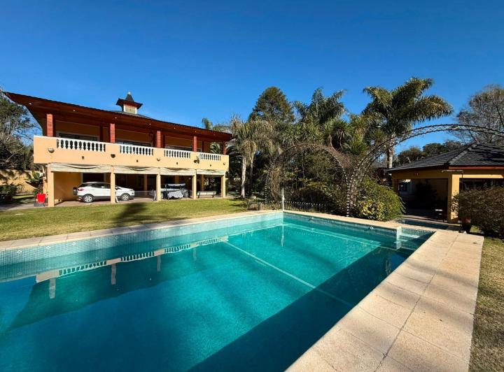 Casa · 640m² · 9 Ambientes · 3 Cocheras