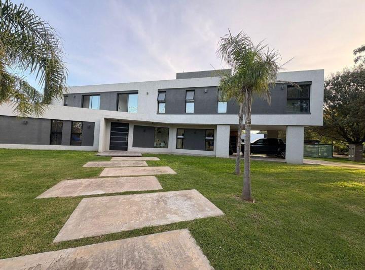 Casa · 340m² · 5 Ambientes · 3 Cocheras