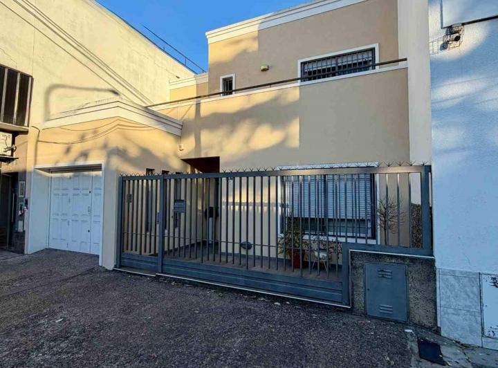 Casa · 140m² · 4 Ambientes · 2 Cocheras