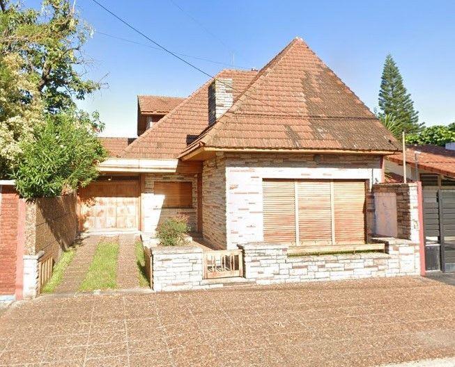 Casa · 350m² · 6 Ambientes · 2 Cocheras