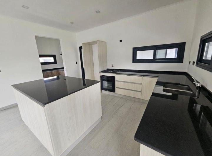Casa · 169m² · 5 Ambientes · 2 Cocheras