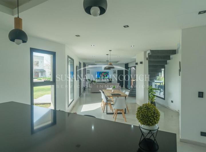 Casa · 271m² · 5 Ambientes · 3 Cocheras