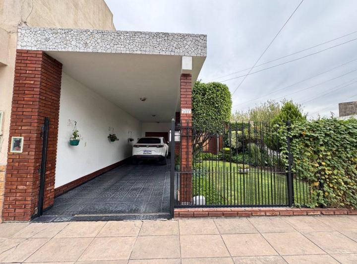 Casa · 110m² · 3 Ambientes · 2 Cocheras