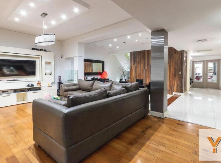 Casa · 380m² · 9 Ambientes · 2 Cocheras