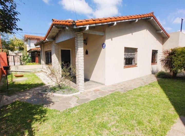 Casa · 100m² · 4 Ambientes · 2 Cocheras