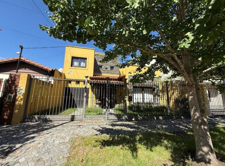 Casa · 280m² · 5 Ambientes · 1 Cochera