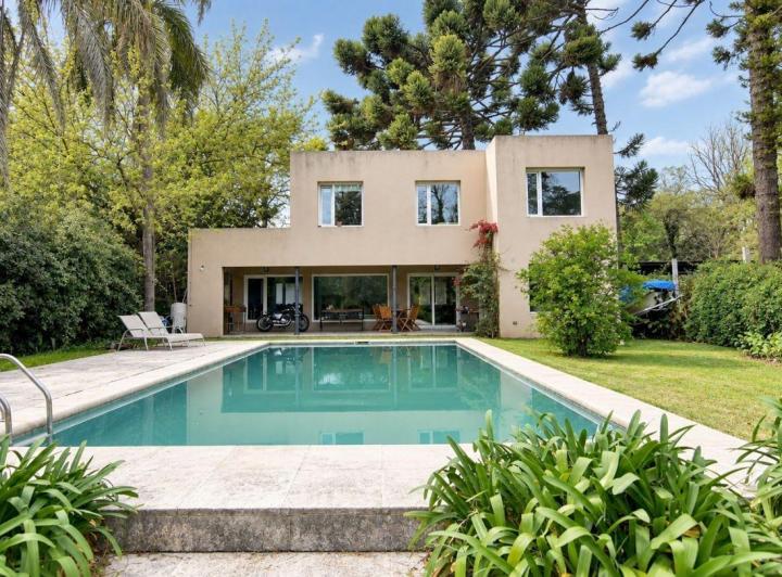 Casa · 200m² · 5 Ambientes · 3 Cocheras