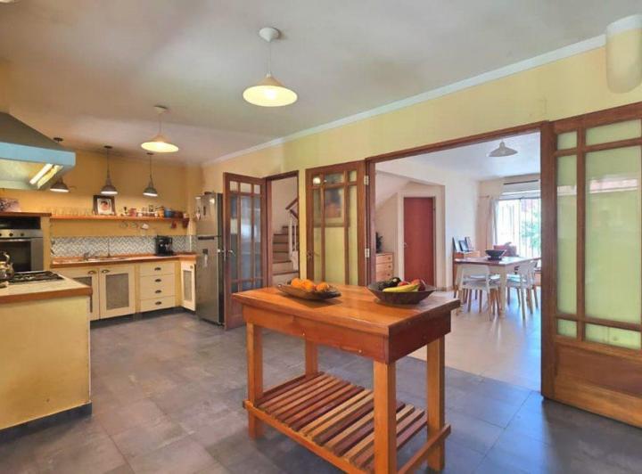 Casa · 250m² · 8 Ambientes · 1 Cochera