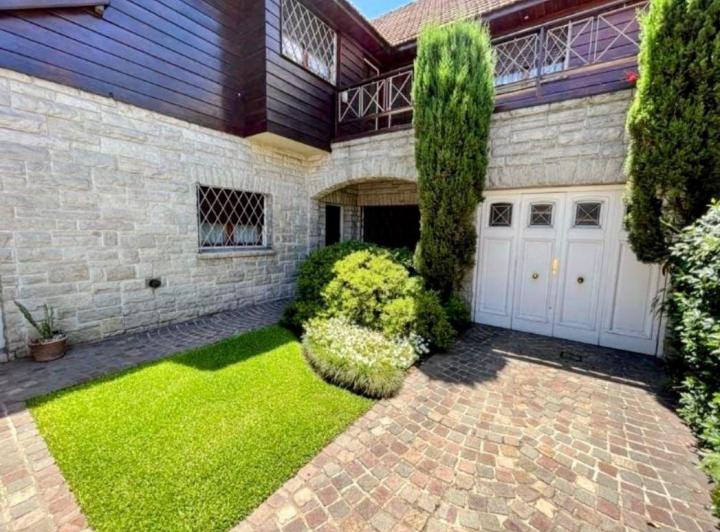 Casa · 230m² · 6 Ambientes · 3 Cocheras