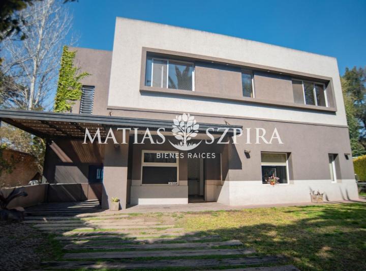 Casa · 376m² · 4 Ambientes · 1 Cochera