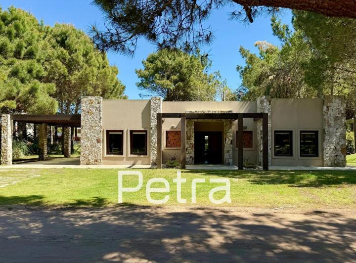 Casa · 210m² · 4 Ambientes · 2 Cocheras