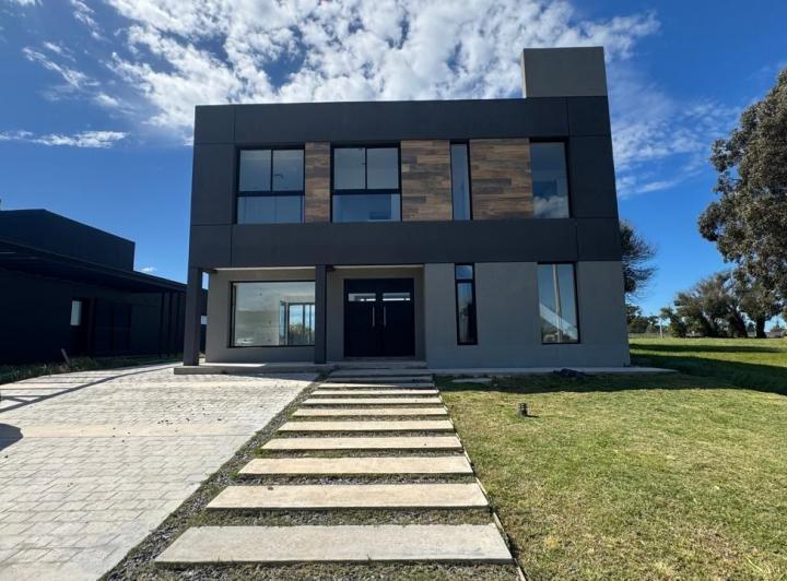 Casa · 150m² · 4 Ambientes · 2 Cocheras