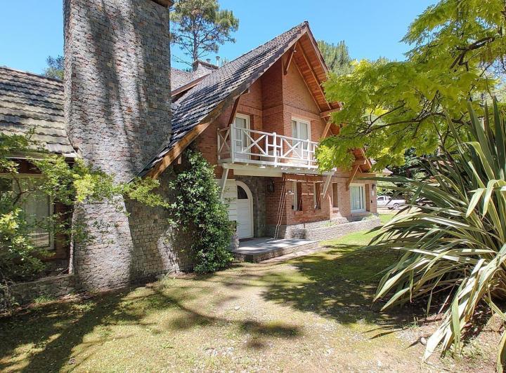 Casa · 295m² · 6 Dormitorios · 3 Cocheras