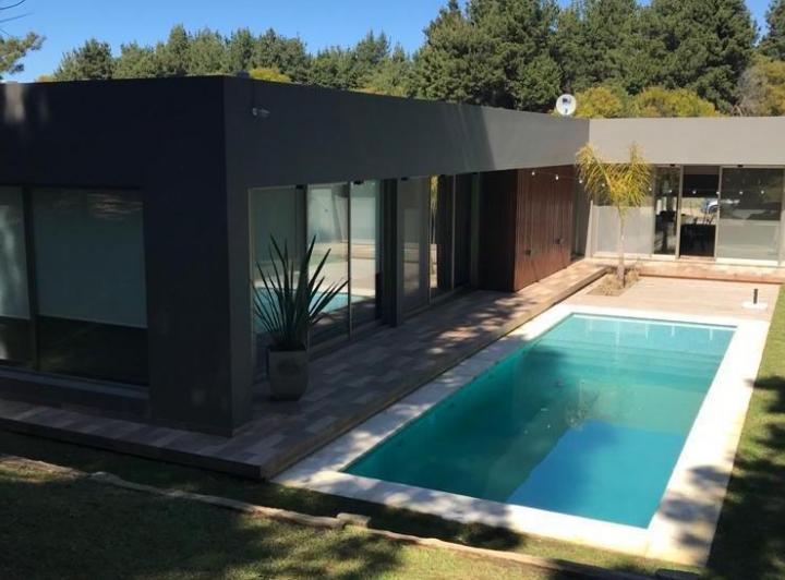 Casa · 191m² · 4 Ambientes · 2 Cocheras
