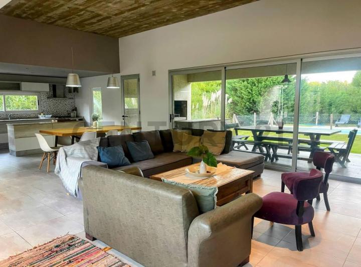 Casa · 155m² · 5 Ambientes · 2 Cocheras