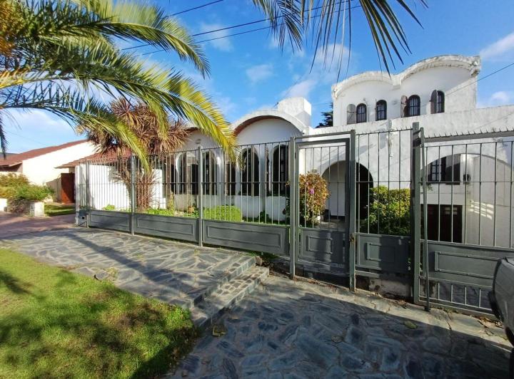 Casa · 230m² · 4 Ambientes · 2 Cocheras