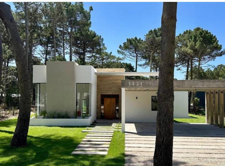 Casa · 1000m² · 5 Ambientes · 3 Cocheras