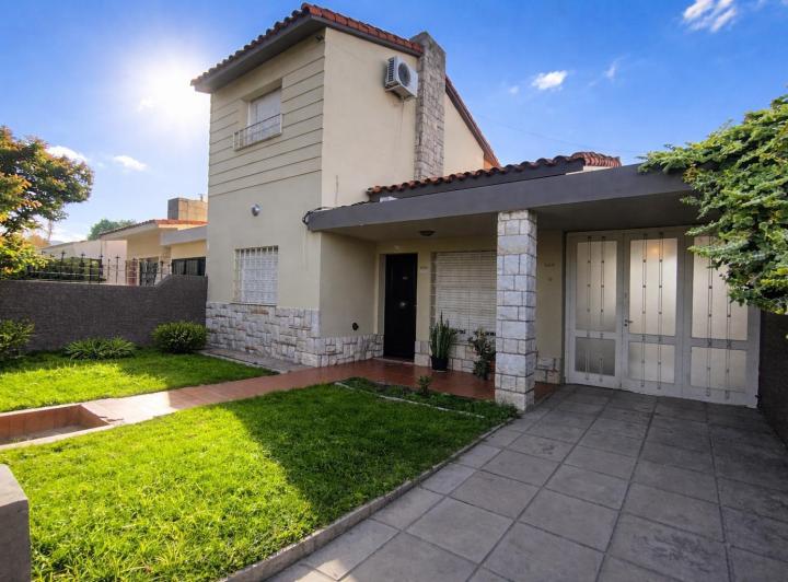 Casa · 190m² · 4 Ambientes · 3 Cocheras