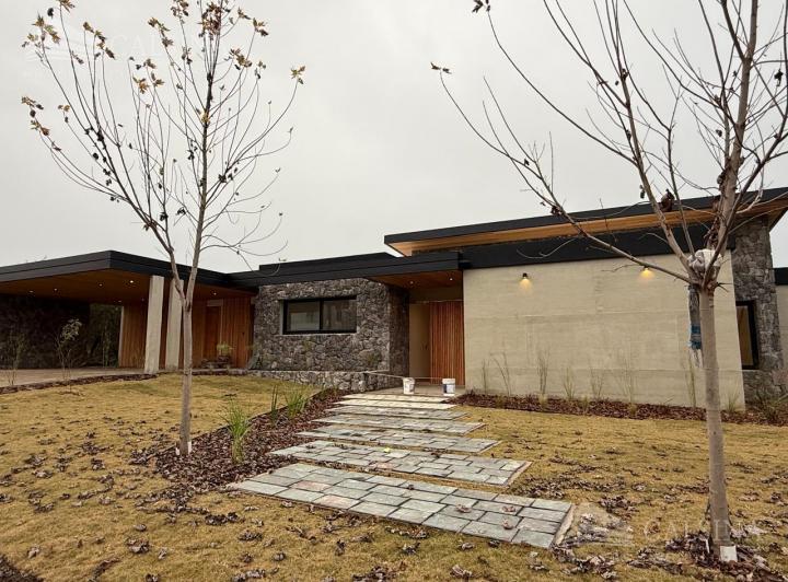 Casa · 1650m² · 3 Dormitorios