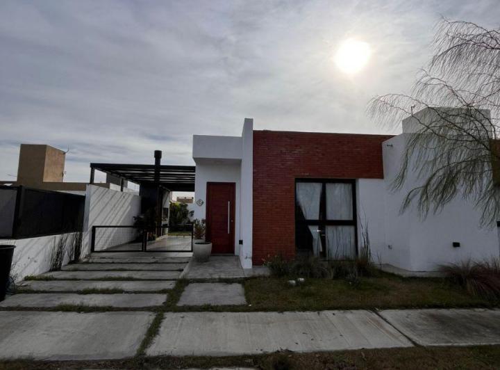 Casa · 70m² · 4 Ambientes · 1 Cochera