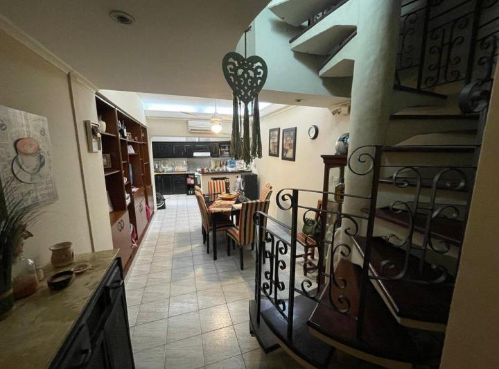 Casa · 227m² · 6 Ambientes · 1 Cochera