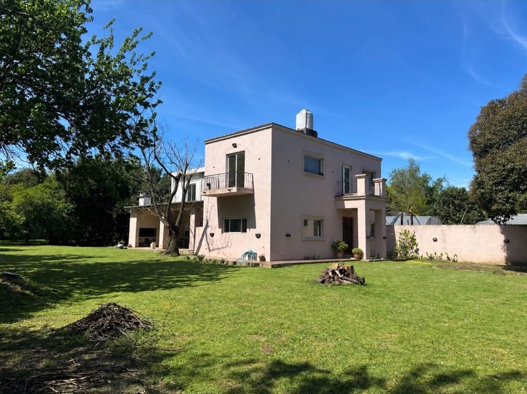 CASA QUINTA EN VENTA - AMPLIO TERRENO EN MORENO