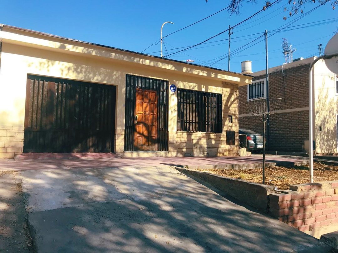ALQUILA CASA EN GODOY CRUZ 4 DORMITORIOS COCHERA
