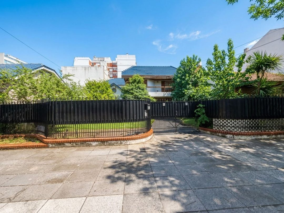 VENTA CASA 5 AMBIENTES PILETA PATIO QUINCHO DEVOTO