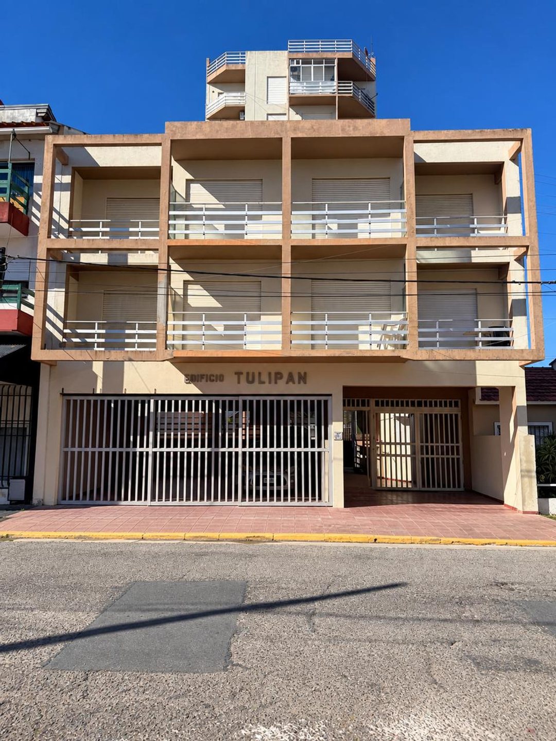 Venta amplio departamento 2 Amb. c/Gas Natural