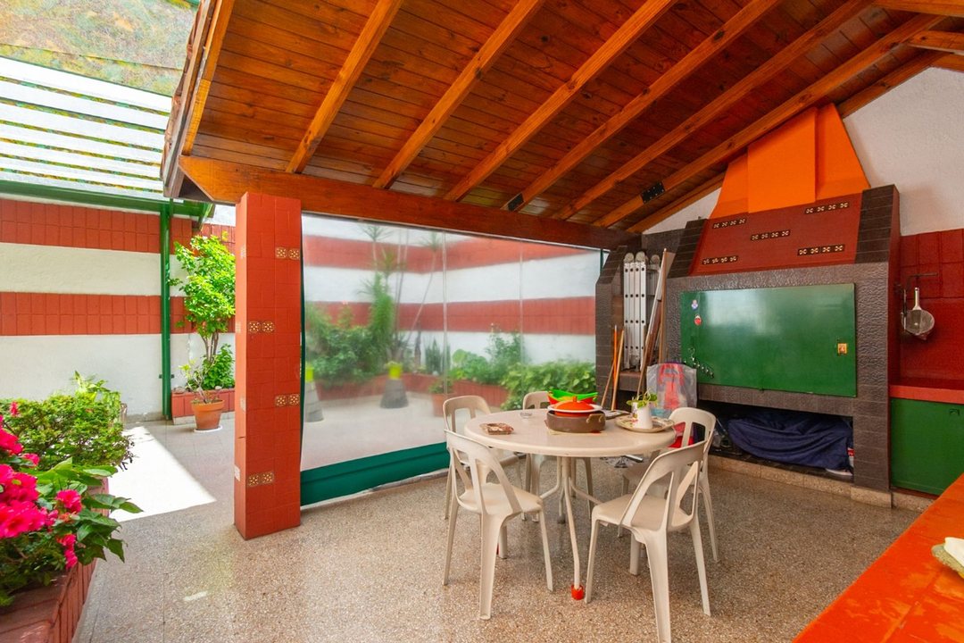 CASA 5 AMB CON PATIO Y QUINCHO PARQUE AVELLANEDA