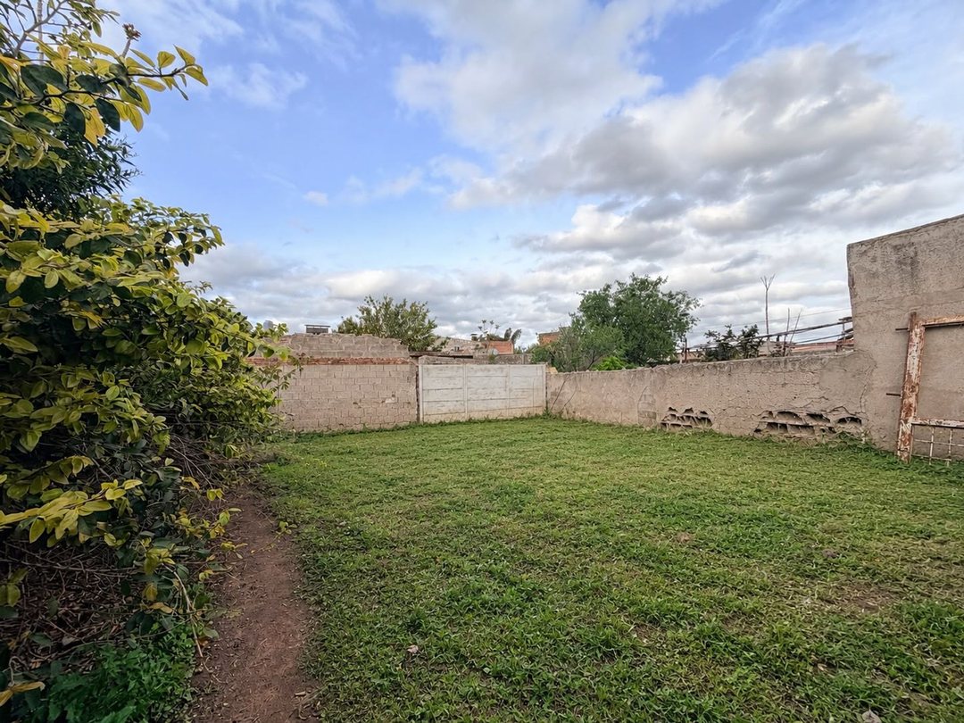 Casa con amplio lote