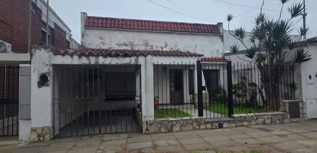 CASA AL FRENTE 3 DORM., COCHERA Y PATIO B° SUR