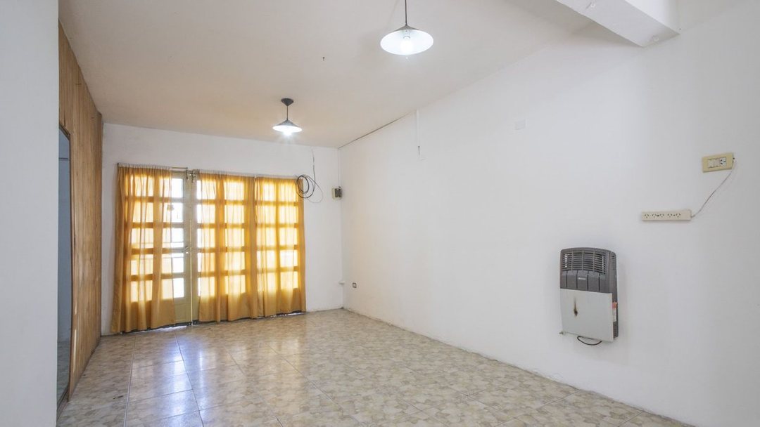 VENTA CASA FRENTE EN BARRIO LAS HERAS