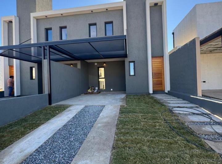 Casa · 180m² · 2 Dormitorios