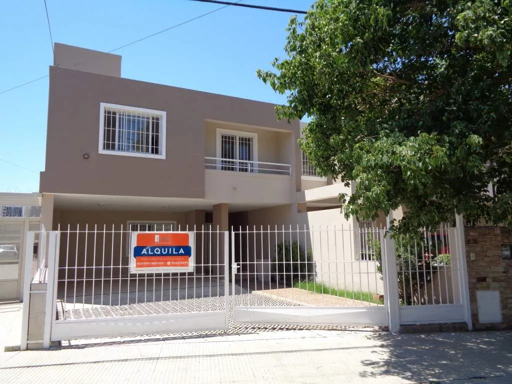 Barrio Escobar - Excelente Casa de Categoría de 3 Dormitorios, 1 en Suitte, c/Co...