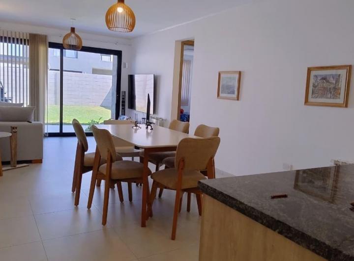Casa · 100m² · 5 Ambientes · 2 Cocheras