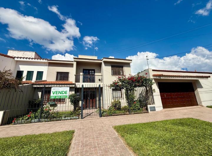 Casa · 240m² · 6 Ambientes · 2 Cocheras