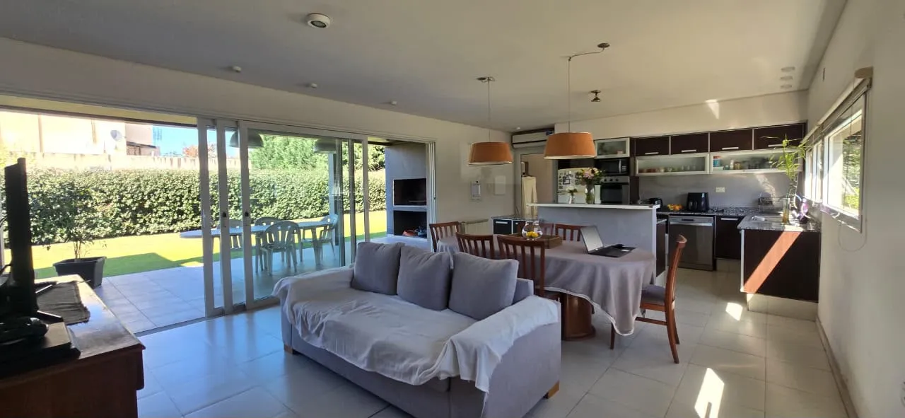 VENTA- CASA  ESQUINA 3 DORMITORIOS- EL PRADO VALLE ESCONDIDO