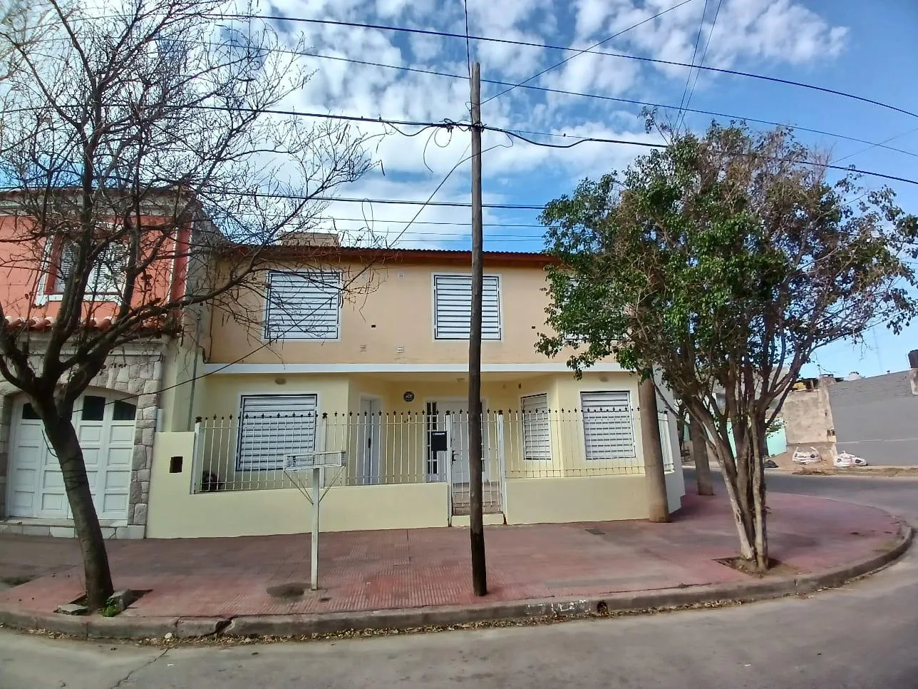 B GRAL BUSTOS! CASA TRES DORMITORIOS-