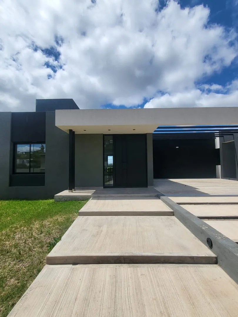 Casa en Venta de 3 Dormitorios APTA CREDITO en Las Cañitas Barrio Privado