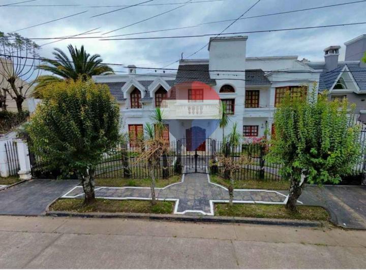 Casa · 450m² · 11 Ambientes · 1 Cochera