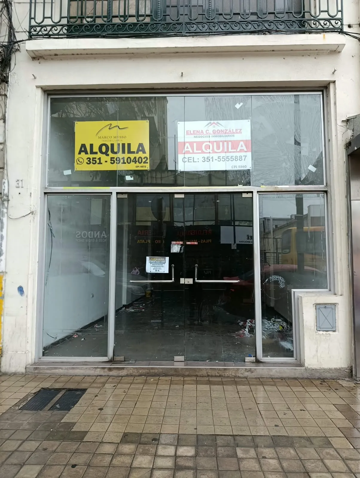 PLENO CENTRO - AV. OLMOS 33 - AMPLIO LOCAL COMERCIAL CON DEPÓSTO Y BAÑOS.