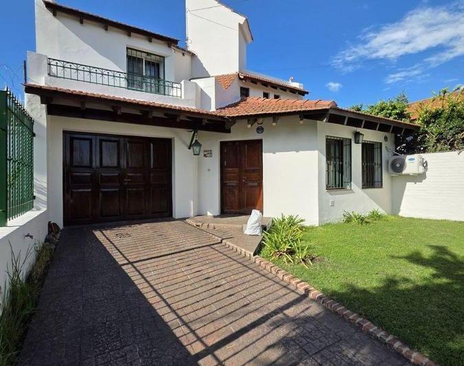 Casa · 180m² · 7 Ambientes · 3 Cocheras