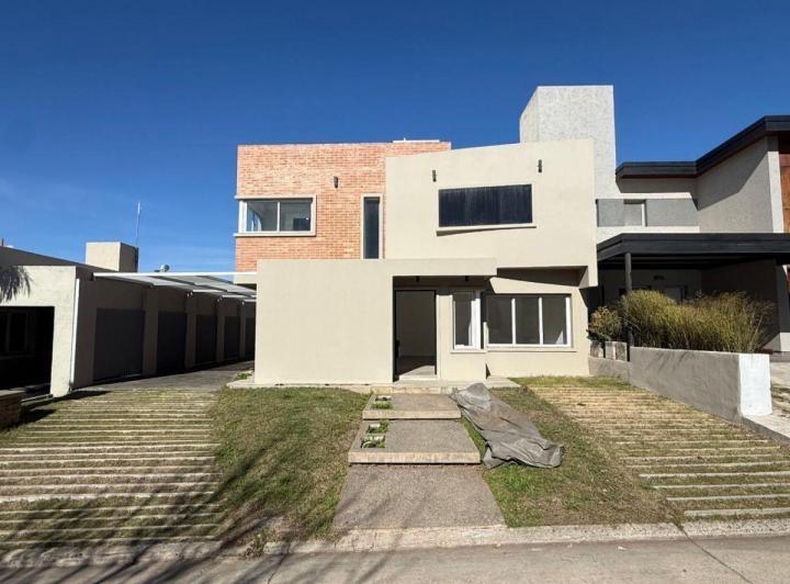 Casa · 200m² · 4 Ambientes · 3 Cocheras
