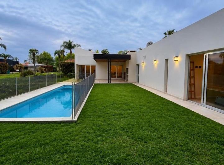 Casa · 220m² · 5 Ambientes · 1 Cochera