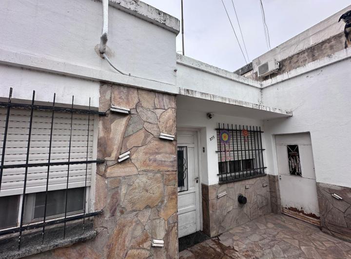 Casa · 140m² · 8 Ambientes · 1 Cochera