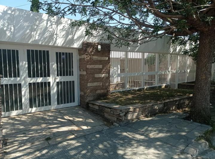 Casa · 200m² · 4 Ambientes · 2 Cocheras