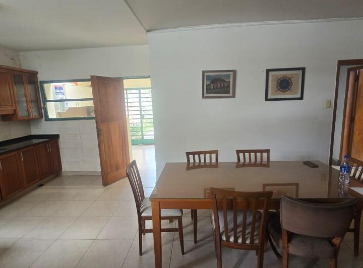 Casa · 215m² · 6 Ambientes · 2 Cocheras